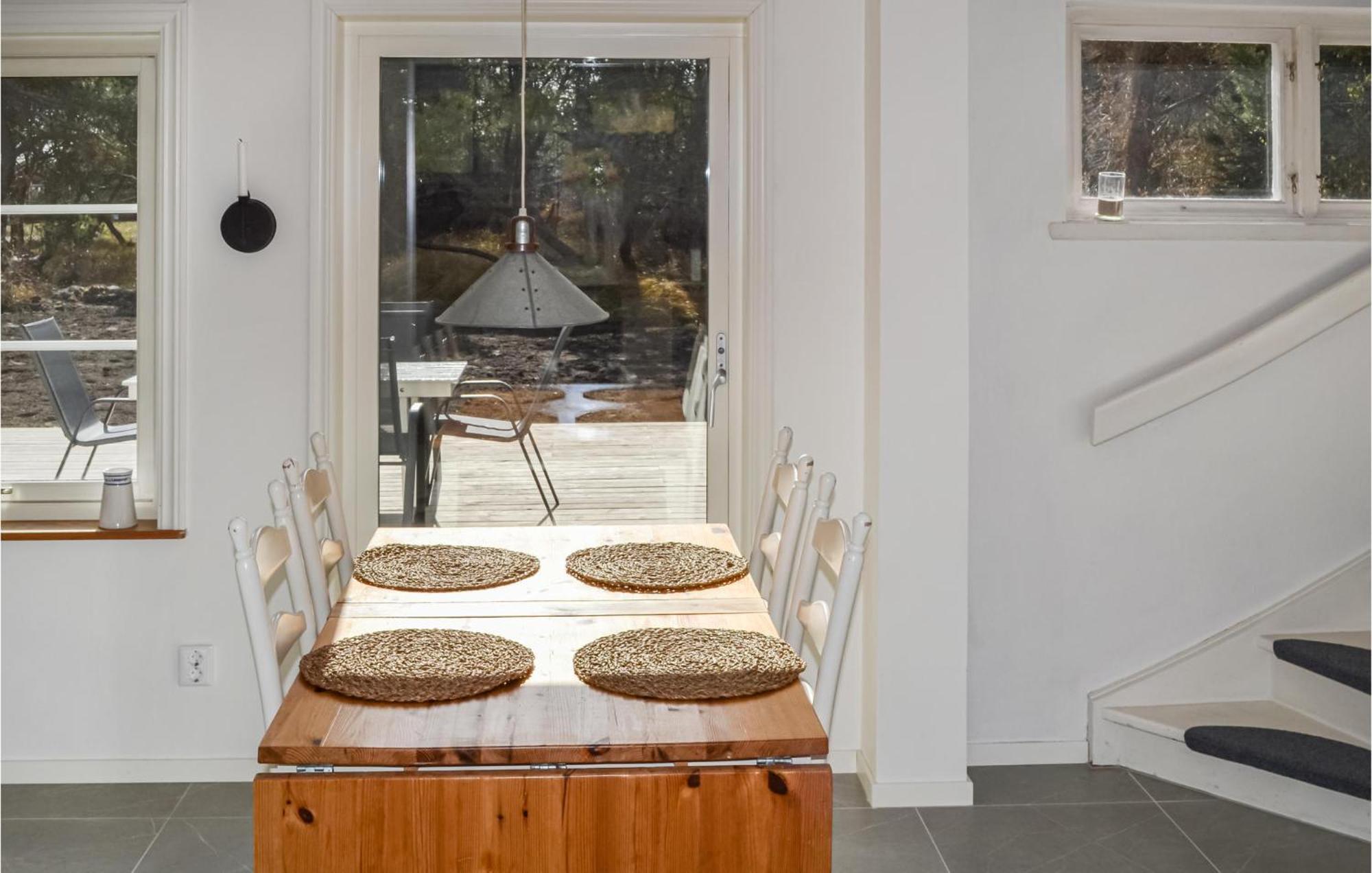 Gorgeous Home In Borrby With Wifi ภายนอก รูปภาพ